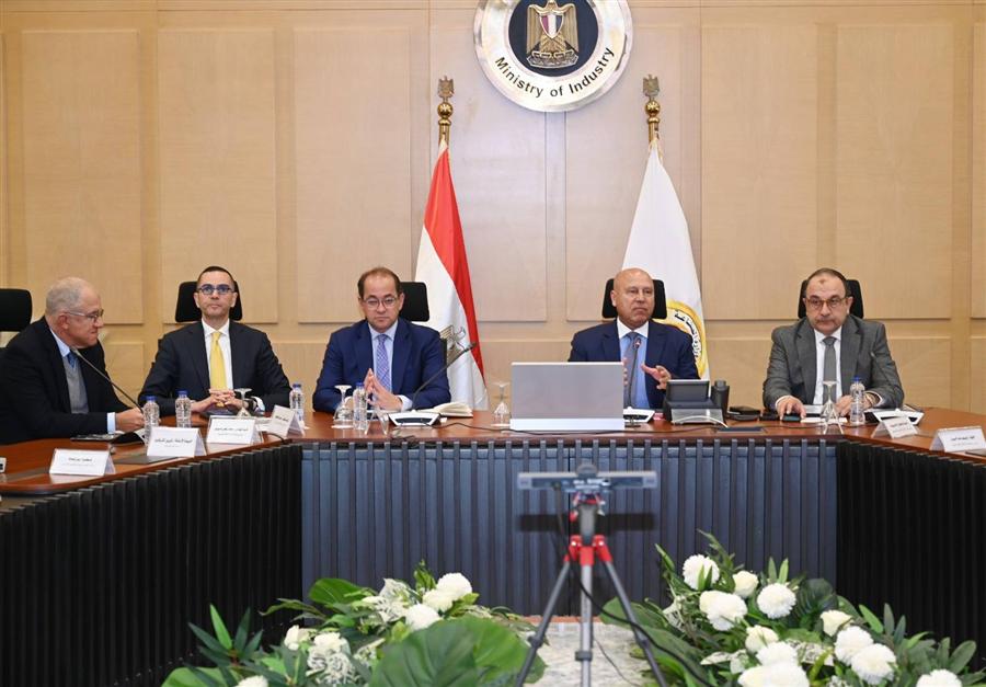 الحكومة تبحث تعميق التصنيع المحلي بقطاع الغزل والنسيج وتقليل الواردات